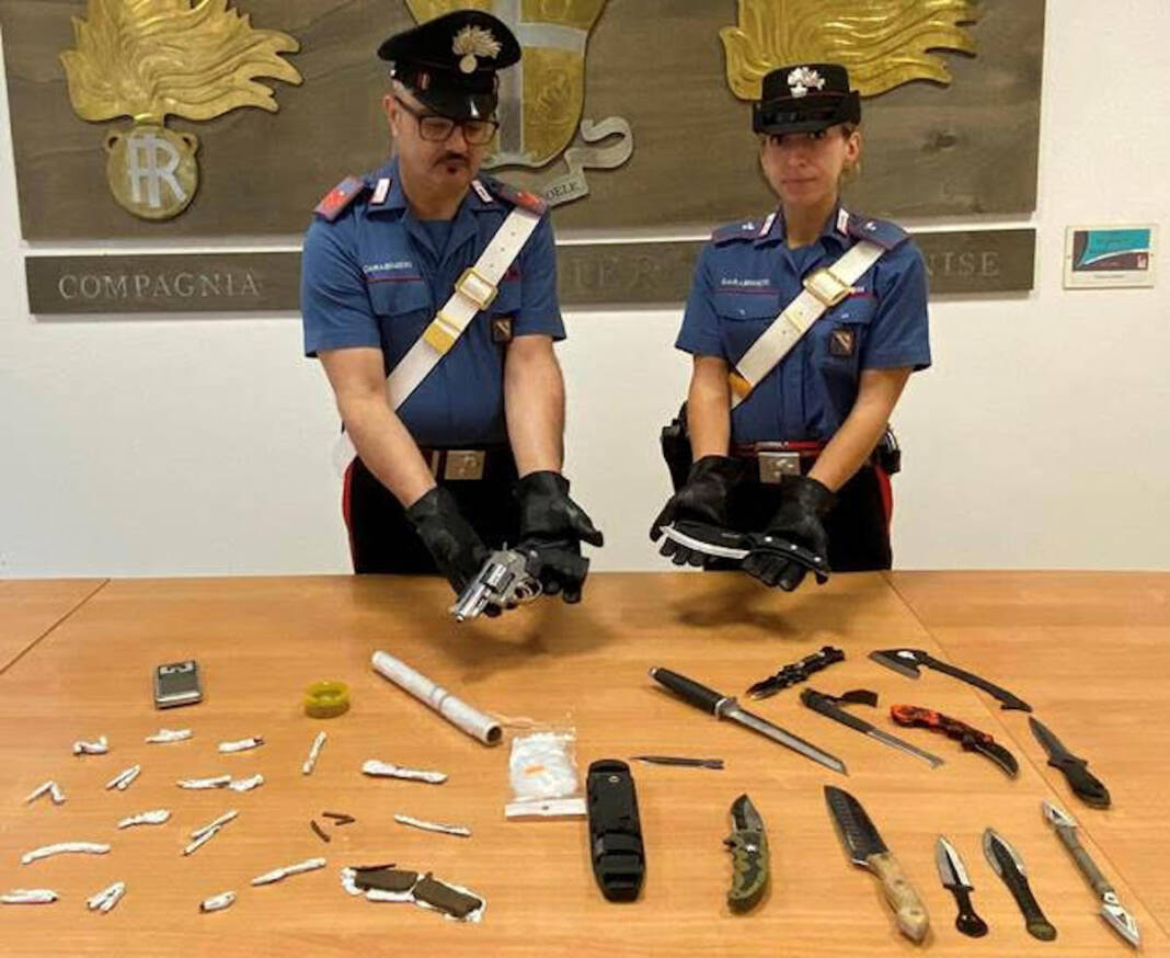 Marcianise, trovati in possesso di droga e armi: 2 arrestati
