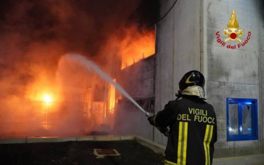 Avellino, incendio fabbrica a Pianodardine: in corso monitoraggio aria
