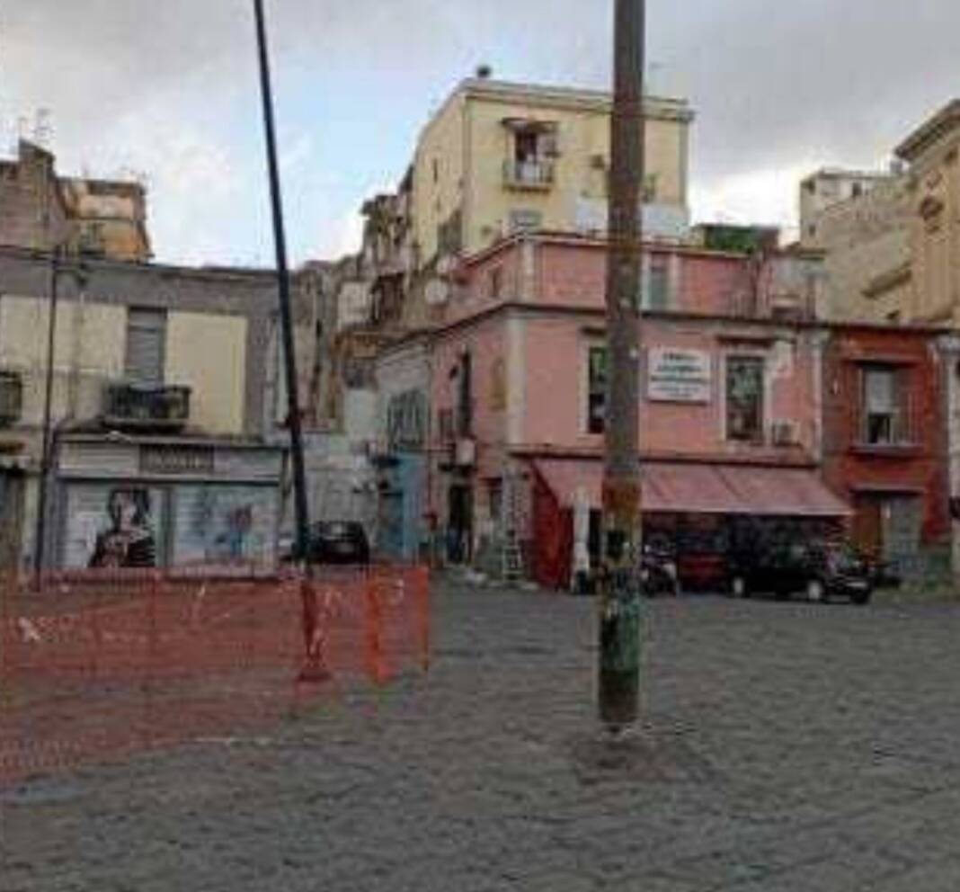 Piazza Mercato abbandonata al vandalismo e al degrado