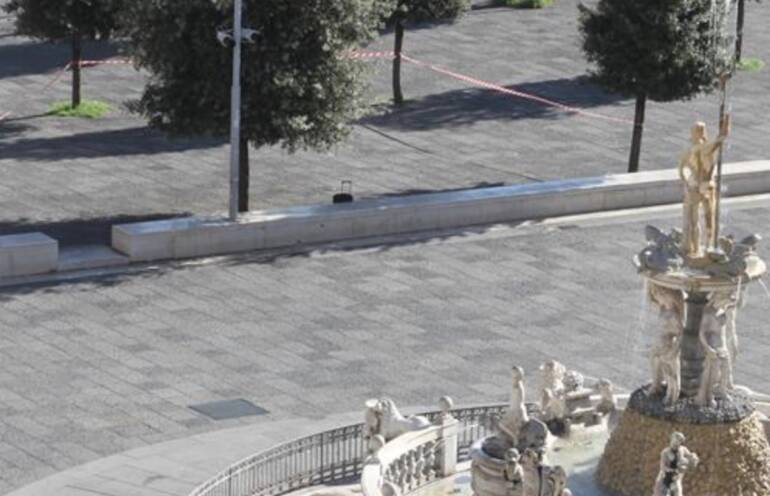 Napoli, allarme bomba in piazza Municipio per una valigia sospetta