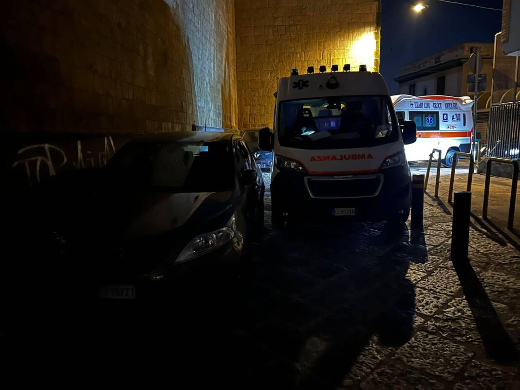 Napoli. Due ambulanze bloccate nella notte da sosta selvaggia
