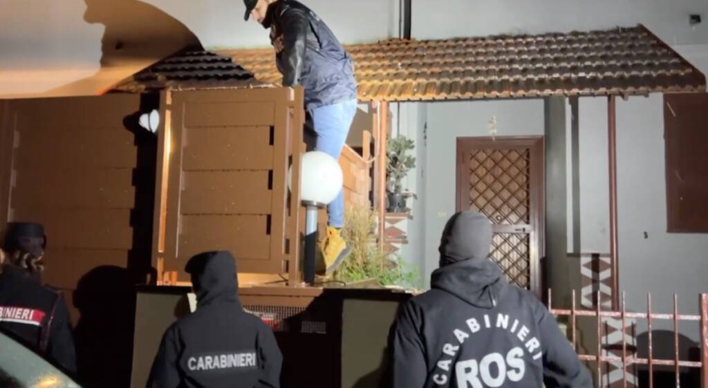 Alleanza tra i clan Di Lauro, Licciardi e Vinella Grassi sulle aste immobiliari e contrabbando: 27 arresti. Anche Tony Colombo e la moglie