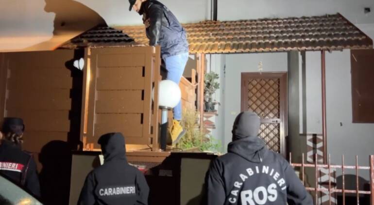 Alliance between the Di Lauro, Licciardi and Vinella Grassi clans on real estate auctions and smuggling: 27 arrests. Also Tony Colombo and his wife