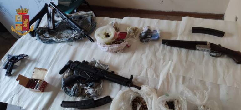 Casoria, arsenal in the cellar: the female gunsmith arrested
