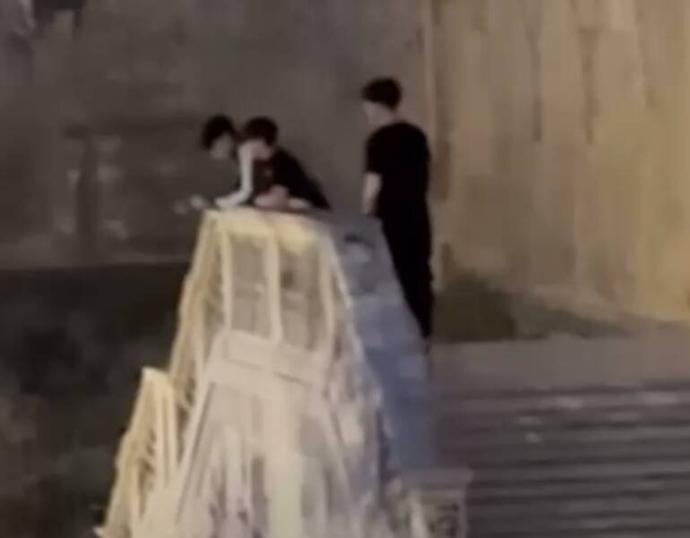 Napoli, c'è anche il fratello minorenne del boss ucciso tra i 3 ragazzini fermati per i botti sui turisti a Santa Chaira