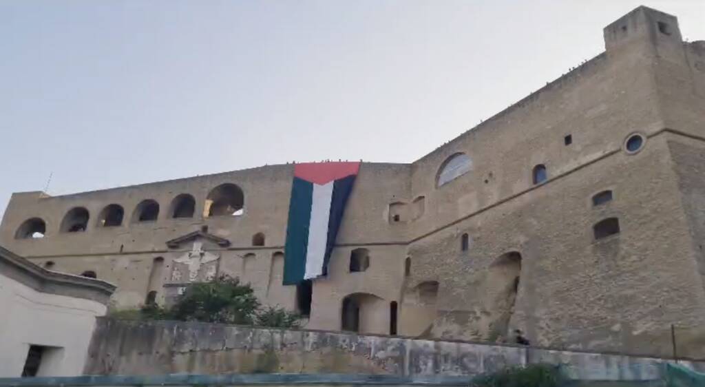 A Napoli maxi bandiera Palestina esposta su Castel S.Elmo