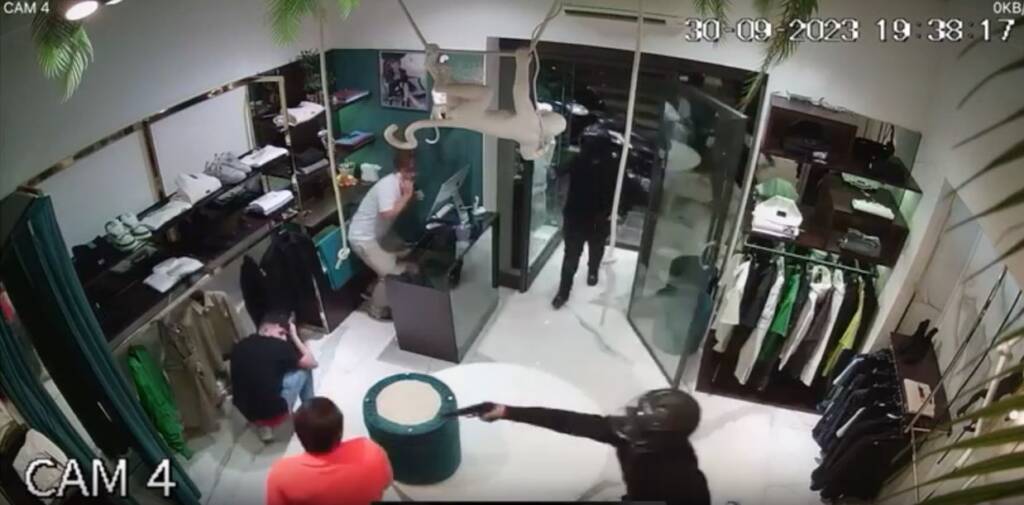 Napoli, pistola alla tempia rapinano Rolex a commerciante del corso Garibaldi