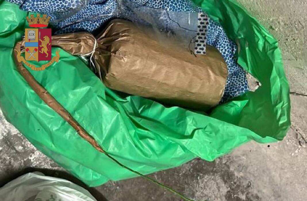 Secondigliano, bomba di oltre un chilo trovato dalla Polizia in una cantina