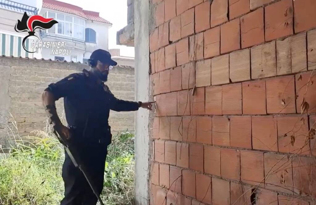 Caivano, arsenale da guerra con droga e soldi nascoste nelle pareti dei muri: 2 arresti