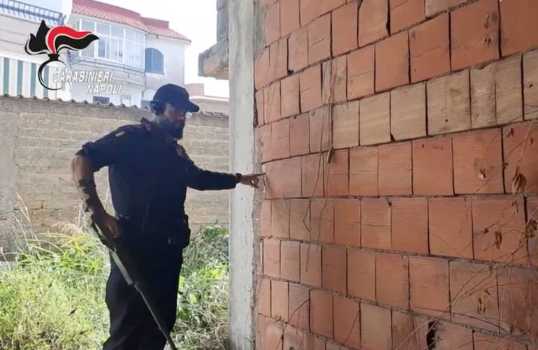 Caivano, arsenale da guerra con droga e soldi nascoste nelle pareti dei muri: 2 arresti