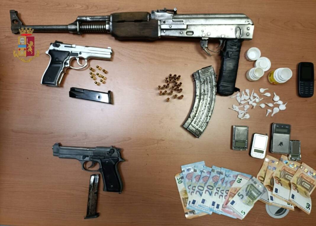 Caivano, kalashnikov, due pistole, munizioni e droga: 3 arrestati
