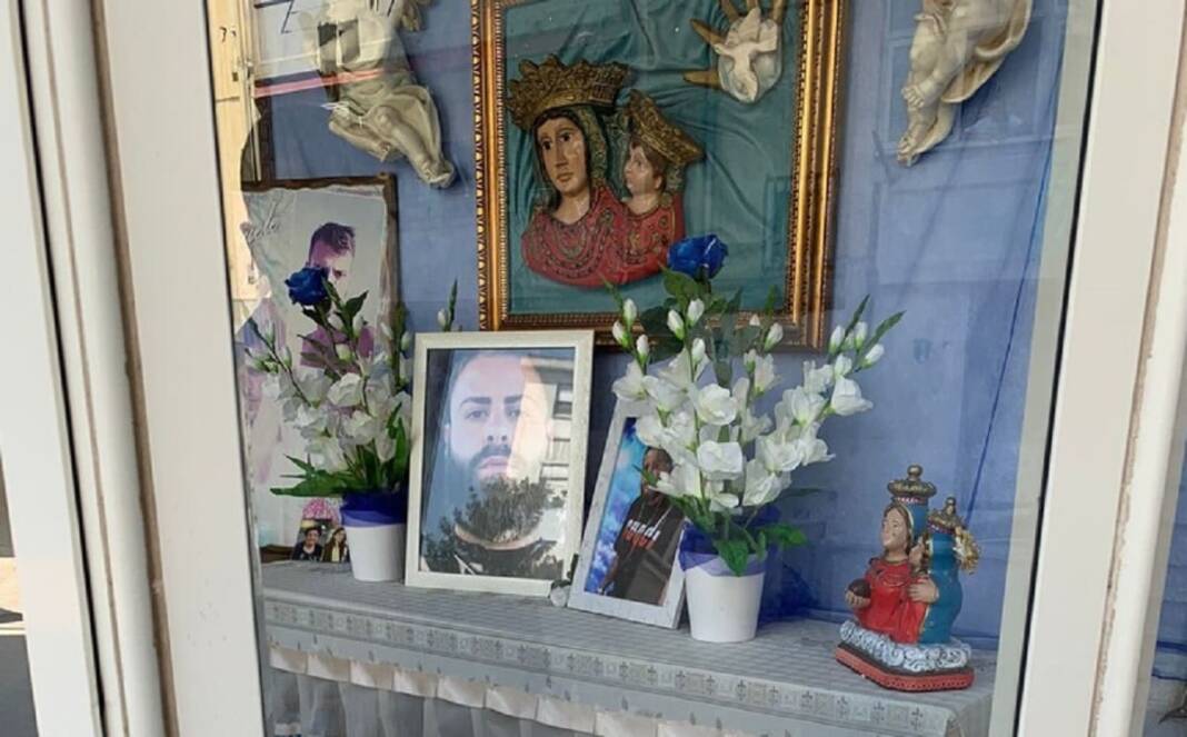 A Napoli demolita cappella votiva con foto camorristi uccisi