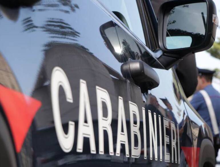 Napoli, rider consegna le pizze ai carabinieri fumando una spinello: patente ritirata
