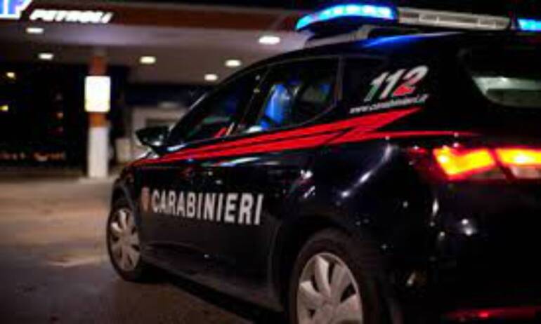 Frattamaggiore, tentò di rapinare tre ragazze: arrestato dopo un mese grazie a un livido sotto un occhio