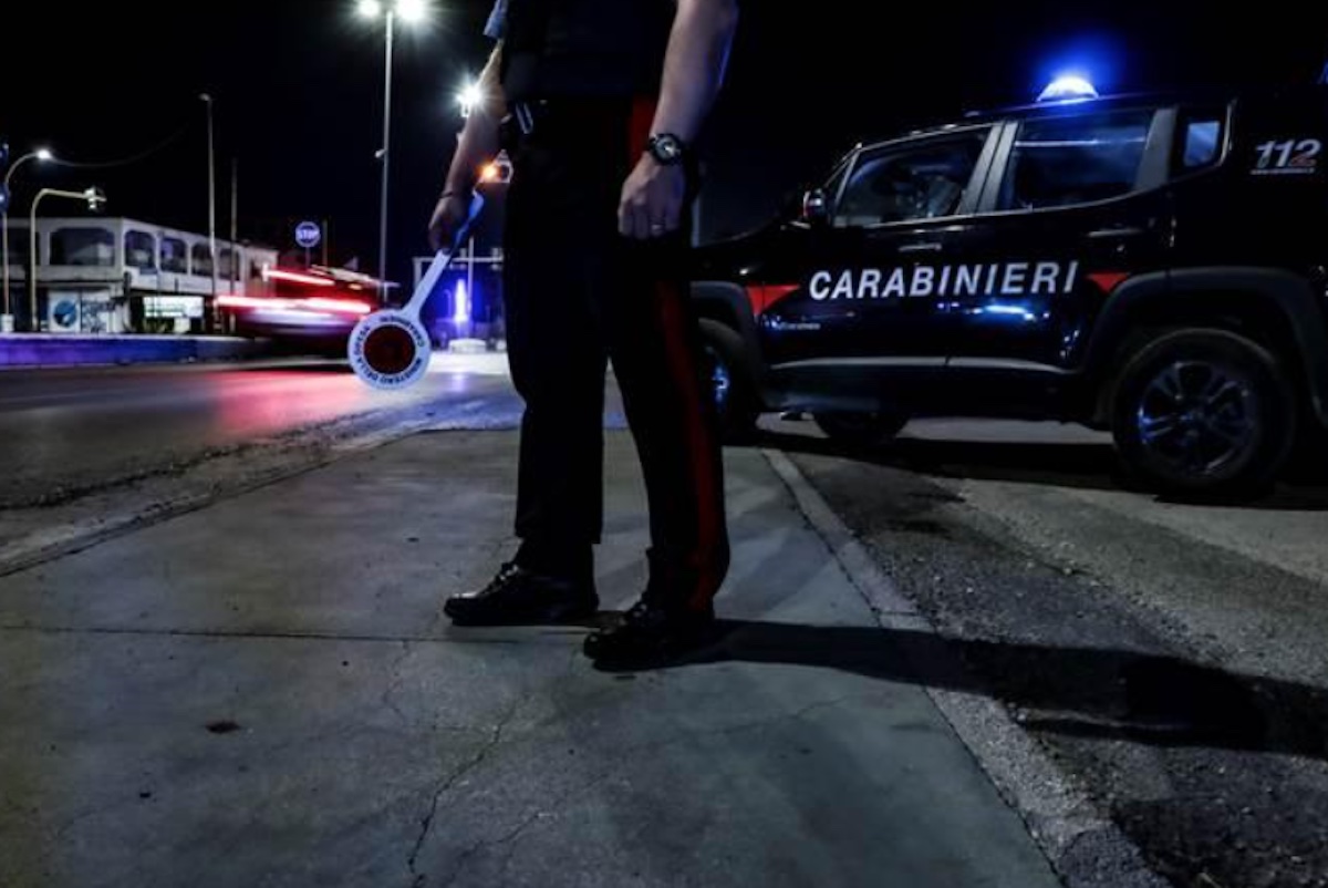 Napoli, fuggitivo in auto rubata causa incidente: arrestato