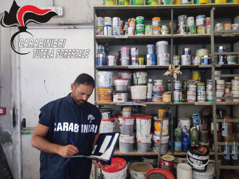 Carinaro, i carabinieri sequestrano attrezzature e rifiuti in laboratorio artigianali