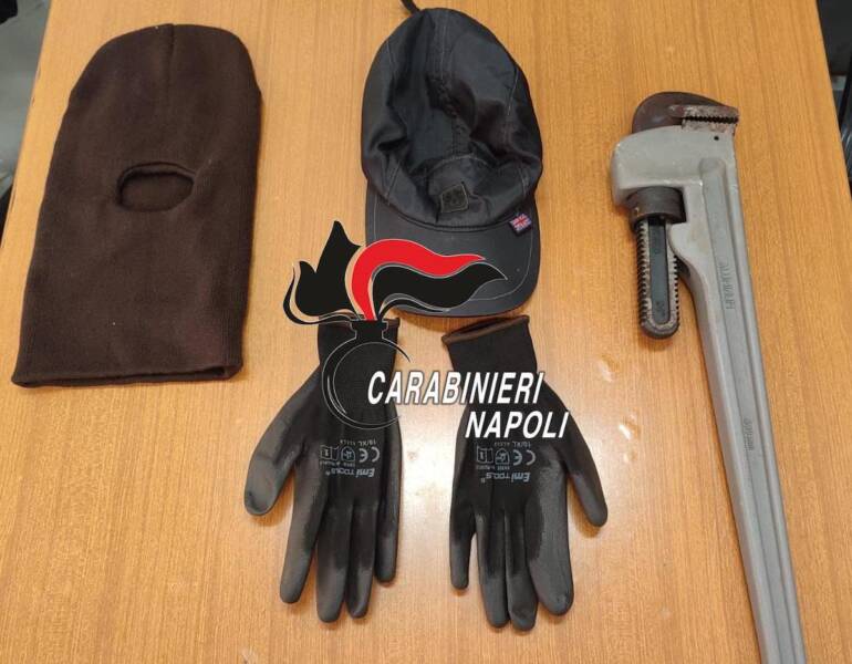 Castellammare, arrestato il ladro dei garage: caccia al complice