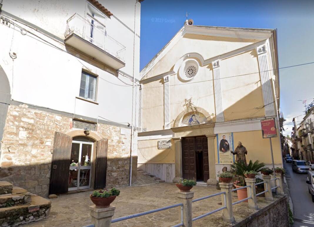 Ladri in chiesa del Salernitano, rubato l'oro della Madonna