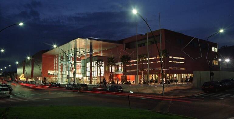 Napoli, lite all'esterno del cinema di Fuorigrotta: accoltellato 20enne