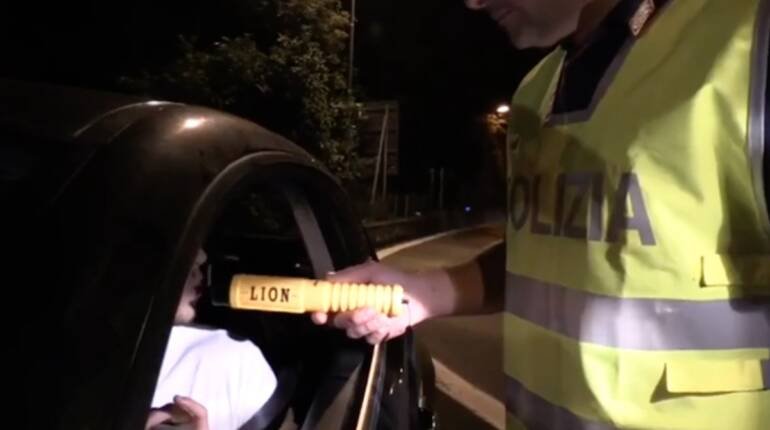 Napoli, controlli guida sicura della polizia stradale