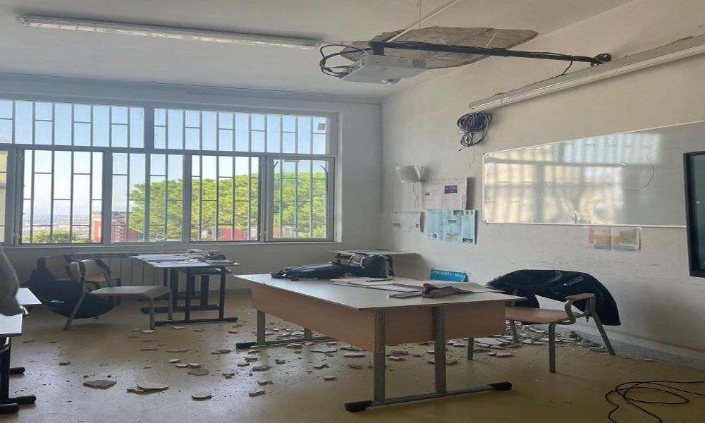 Napoli, crollo di calcinacci in aula al liceo di via Manzoni. La denuncia degli studenti