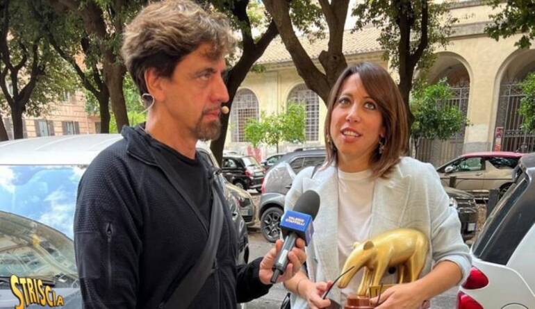 ‘Striscia’ consegna Tapiro d’Oro a Nunzia de Girolamo che si difende: “Non ho censurato Corona”