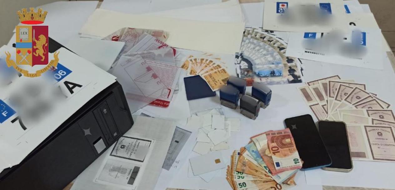 Quartieri Spagnoli, la Polizia scopre una "centrale" di documenti falsi. Arrestato un uomo e denunciato un cliente.