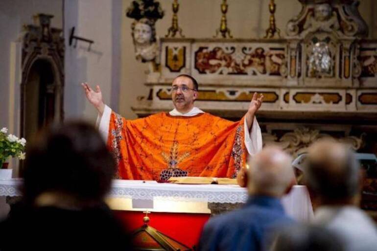 Una zucca sull’altare: il parroco No Global don Vitaliano Della Sala difende Halloween