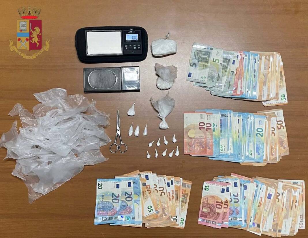 Frattamaggiore, sorpreso con circa 1 chilo e mezzo di droga e 1500 euro: arrestat0