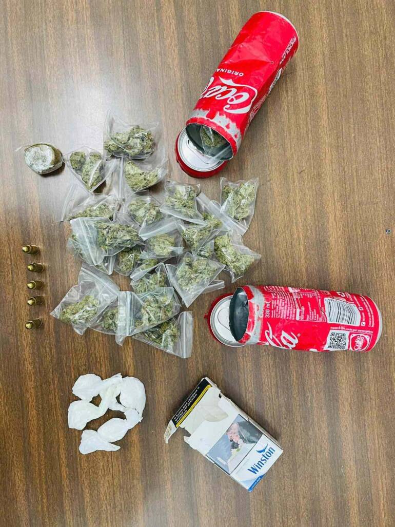 Rione Traiano, droga e proiettili nascosti tra i cespugli