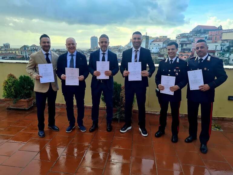 Casavatore, rapina con i kalashnikov: indagini e arresti lampo. Encomi ai carabinieri