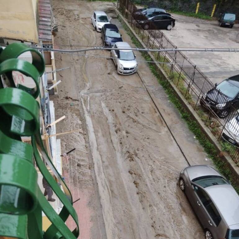 Napoli, riaperta via Campegna dopo la colata di fango
