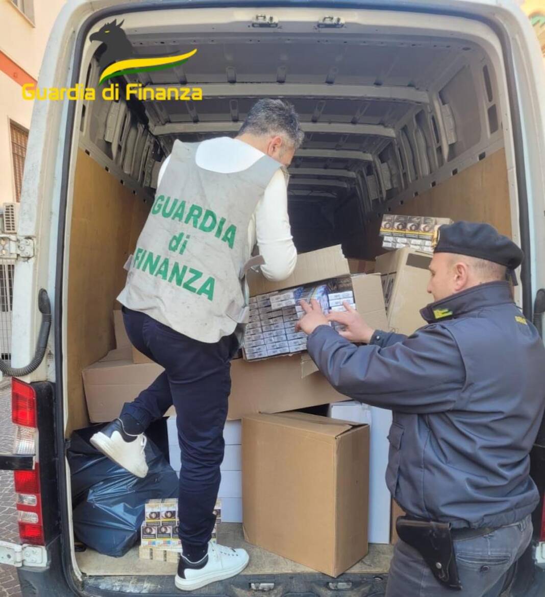 Napoli, sequestrati 4 quintali di sigarette di contrabbando al borgo Sant'Antonio Abate