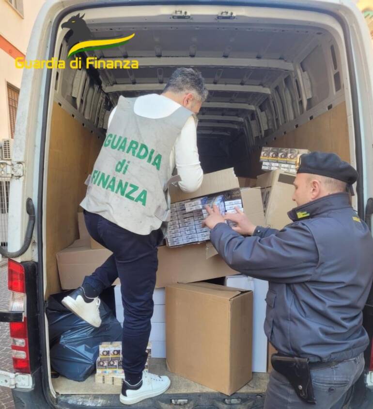 Napoli, sequestrati 4 quintali di sigarette di contrabbando al borgo Sant’Antonio Abate