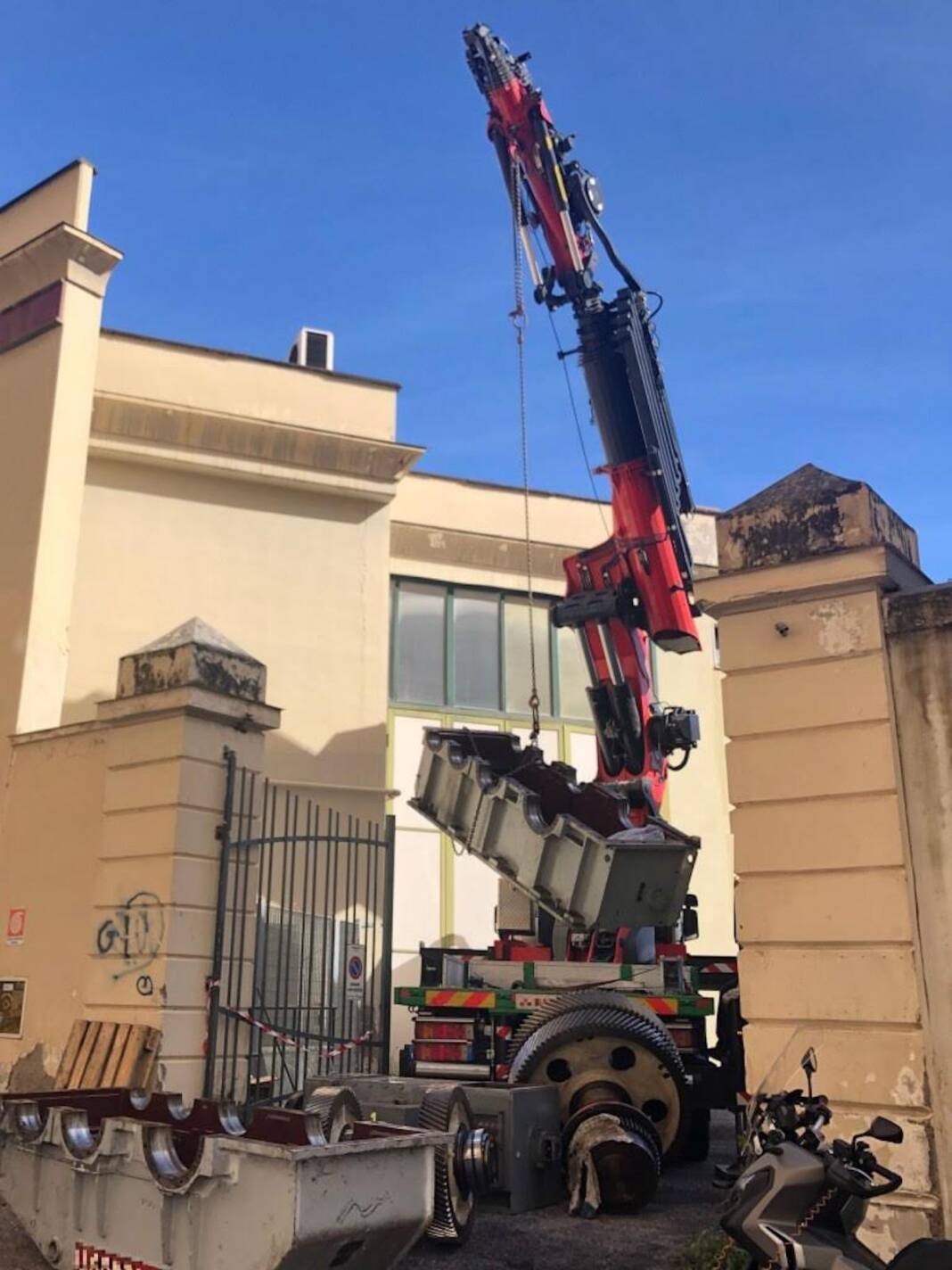 Napoli, funicolare di Chiaia: è arrivato il camion con la gru. Ora occorre accelerare le lavorazioni per riaprire prima l'impianto