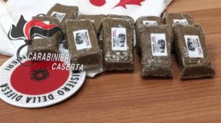 Caserta, sorpreso con un chilo di droga in auto