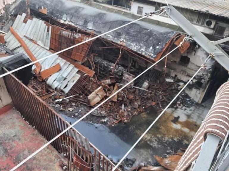 Napoli, stop alla bonifica del supermercato incendiato all’Arenaccia: protesta dei residenti