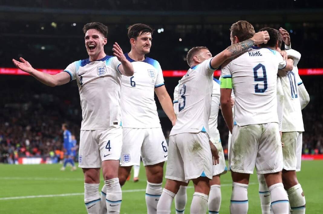 I giocatori dell'Inghilterra fanno festa sfrenata dopo la vittoria contro l'Italia: conto da 40mila euro