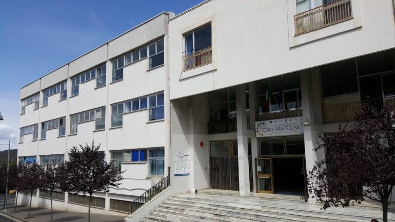 Vallo della Lucania, studente di 15 anni spara a un’insegnante con una pistola giocattolo