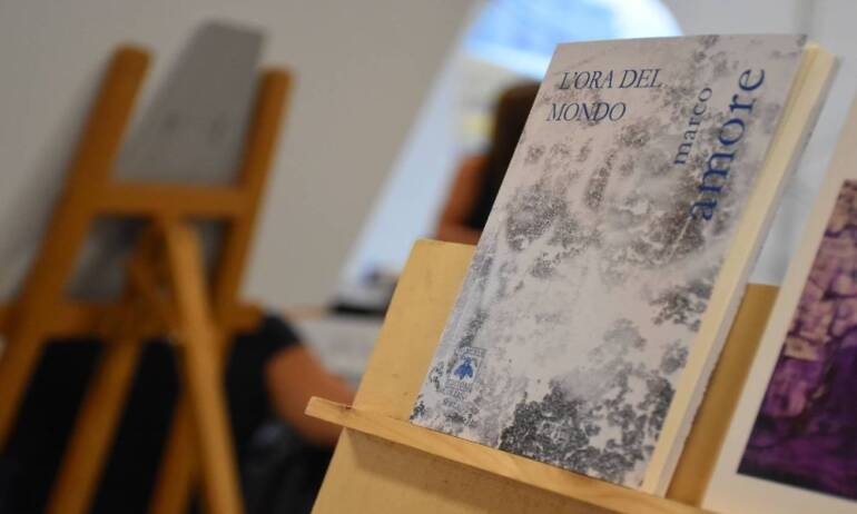 Marco Amore: ‘La poesia può trasformare i dati socio-economici in storie di vita quotidiana’. Sabato al Museo del Sannio la presentazione de ‘L’Ora del Mondo’