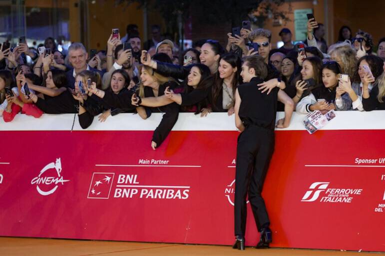 Mare Fuori, delirio dei fan sul red carpet della festa del Cinema di Roma