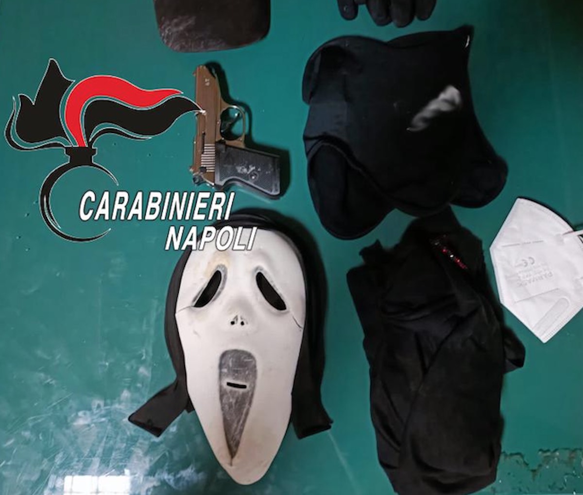 Napoli, giovani rapinatori con la maschera di  "Scream": inseguiti e bloccati