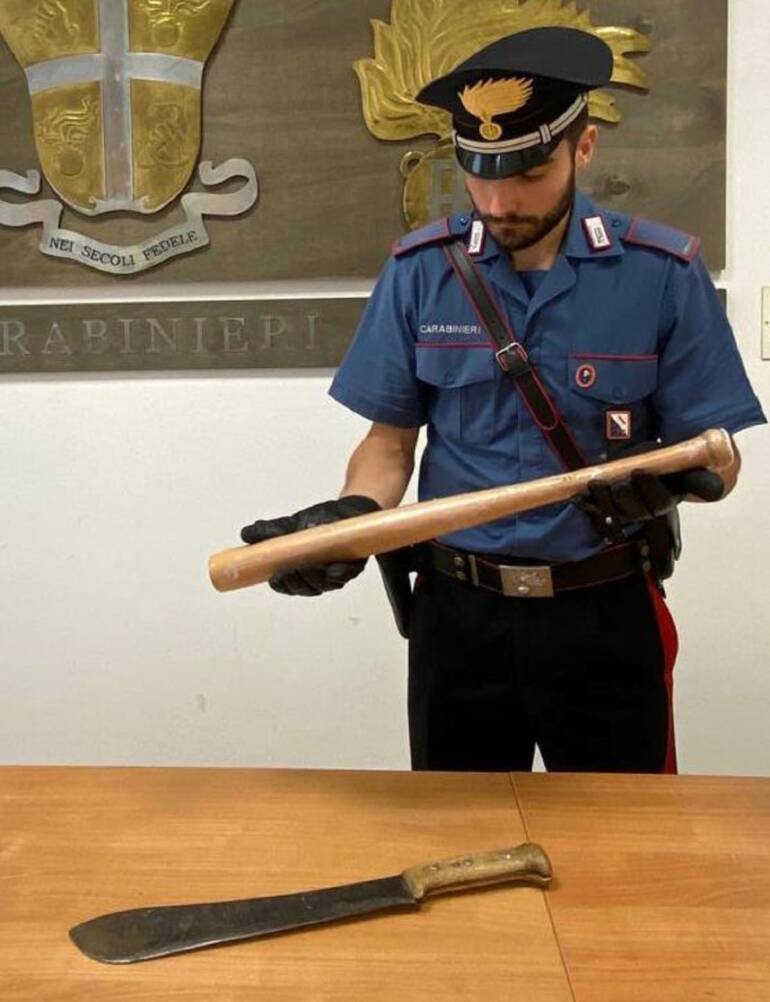 Napoli, minaccia madre e sorella con mazza da baseball per i soldi della droga: arrestato