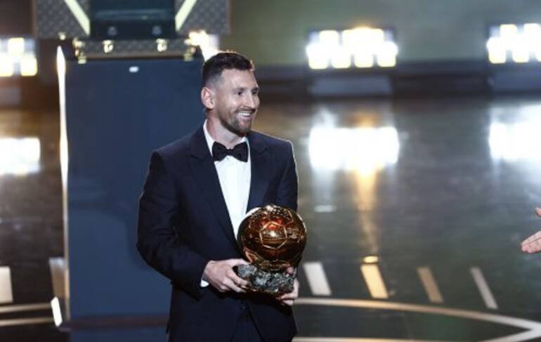 Messi vince il suo ottavo Pallone d’oro: “Grazie Maradona”. La classifica completa