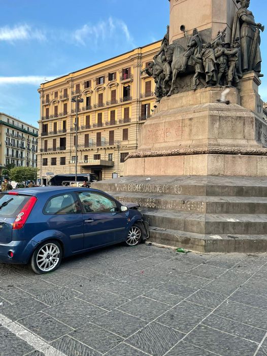 Napoli, si schianta contro la statua di Garibaldi: muore 61enne