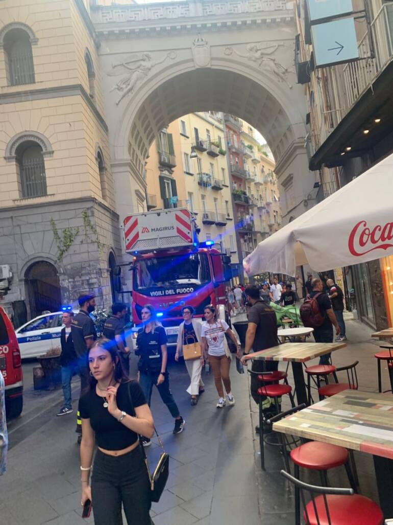 Napoli, cadono calcinacci dal Ponte di Chiaia: intervengono i Vigili del Fuoco