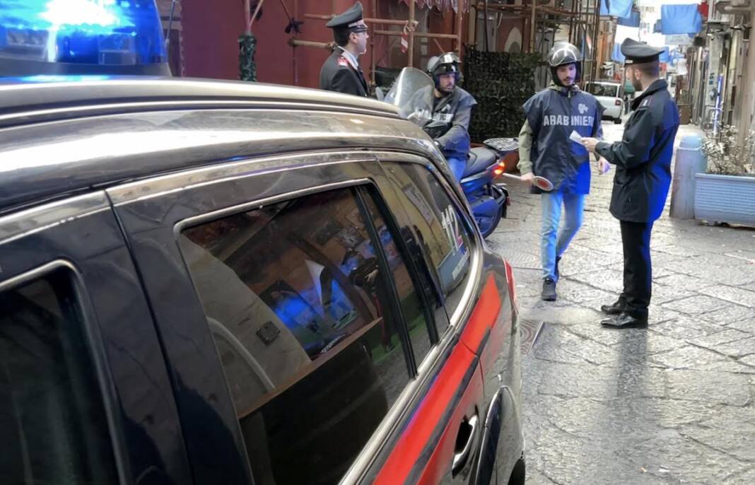 Napoli, strappano il cellulare dalle mani di un ragazzino: arrestati in due