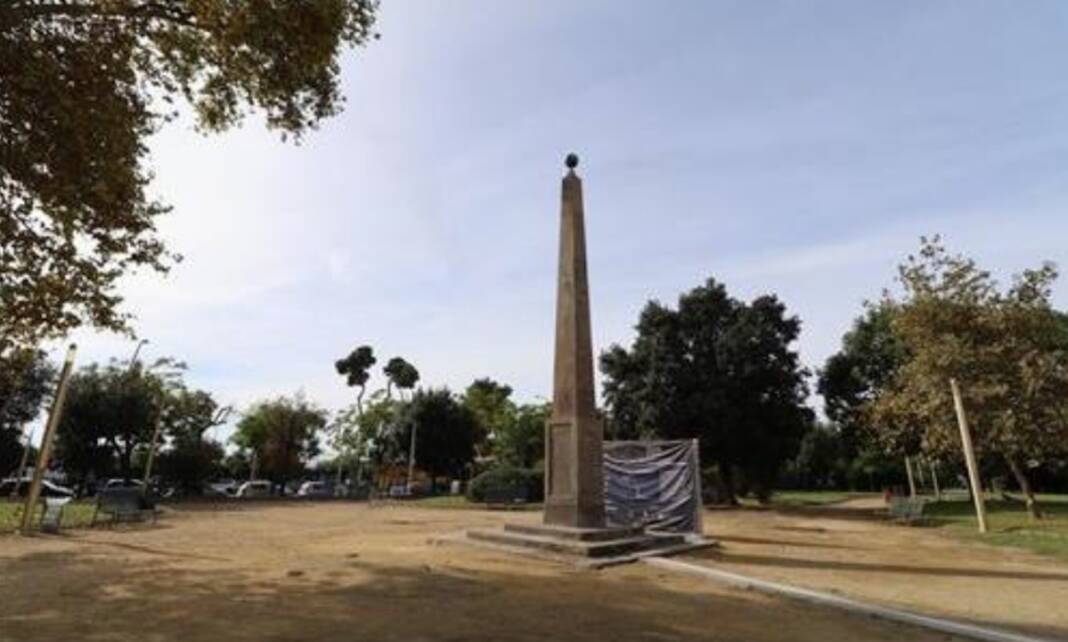 Napoli, restaurato l'antico obelisco nella villa comunale