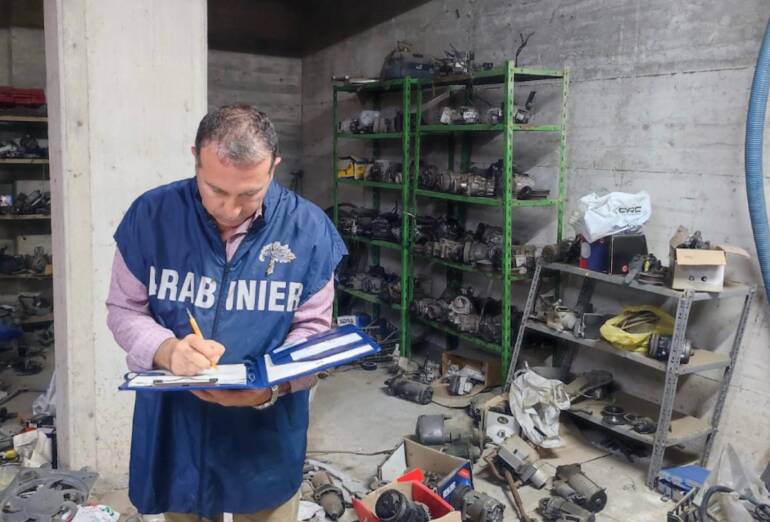 San Marcellino, rifiuti pericolosi nell’officina: denunciato il proprietario