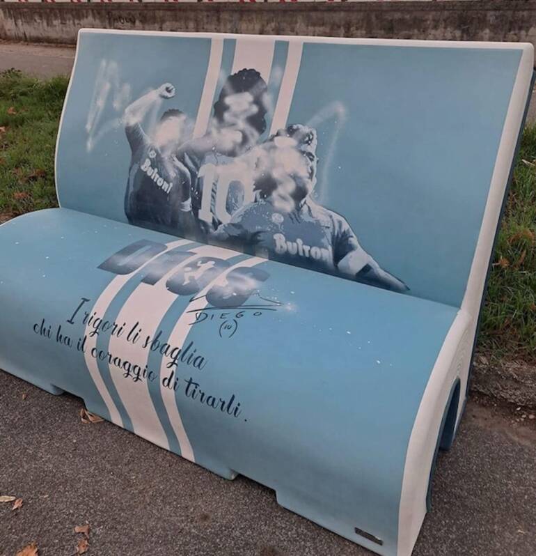 Giugliano, inaugurata ieri: già imbrattata la panchina dedicata a Maradona